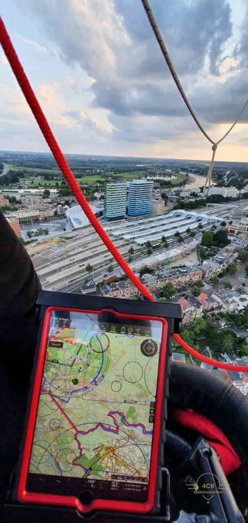 navigeren op tablet ballonvaart Arnhem